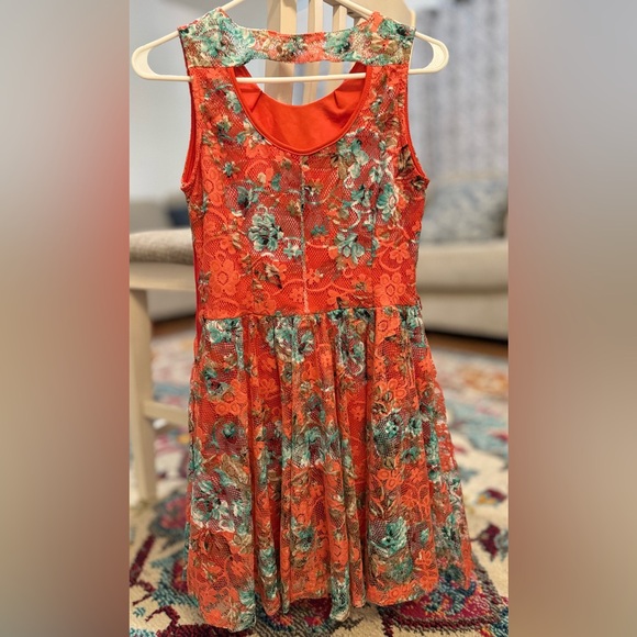 A short dress, %5 viscose, %5 elasticity, %90 polyester - Picture 2 of 2